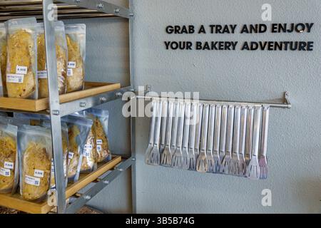 Orlando Florida, East Colonial Drive, Little Vietnam, Paris Banh Mi Cafe Bakery Restaurant, innen, Ausstellungsregale, vorverpackte vietnamesische Snacks, Stockfoto