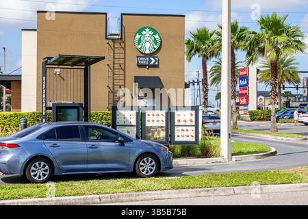 Davenport Florida, Starbucks Coffee, Außeneinfahrt, Auto auf der Bestellspur, Drive-through-Menütafeln, Logo-Schild, Bestellbildschirm mit cano Stockfoto