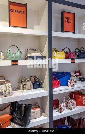 Vero Beach Florida, Vero Beach Outlets, Route 60, Innenraum des Reisebusgeschäfts, Ausstellungsverkauf, Bereich der Handtaschen mit Rabattschildern, rote Beschilderung Stockfoto