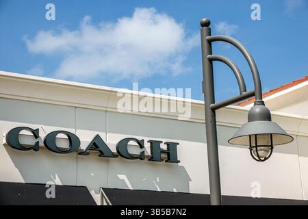 Vero Beach Florida, Vero Beach Outlets, Route 60, Busgeschäft außen, Markendesigner Händler, Outlet Shopping Ziel, Storefront Gebäude in der Nähe Stockfoto