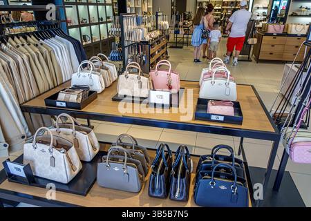 Vero Beach Florida, Vero Beach Outlets, Route 60, Innenraum des Coach Store, Ausstellungsverkauf, Mitteltisch voll mit Designer-Handtaschen, weiß rosa schwarz und grau Leat Stockfoto