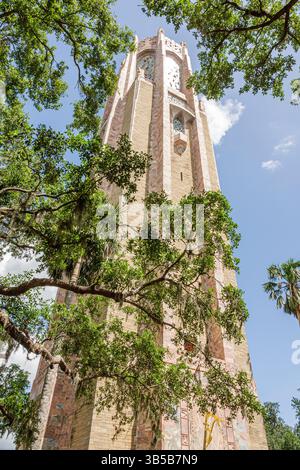 Lake Wales Florida, Bok Tower Gardens, Art Deco Singing Tower, neogotische Architektur, Carillon Glockenturm, Kalkstein Marmor Coquina, Blick auf Baumdach, Quer Stockfoto