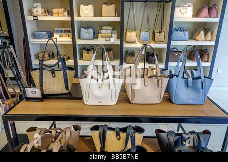 Vero Beach Florida, Vero Beach Outlets, Route 60, Coach Store Interior, Ausstellungsverkauf, Handtasche Produktpräsentation, Leder Tragetaschen auf Tischen und Regalen, Keut Stockfoto