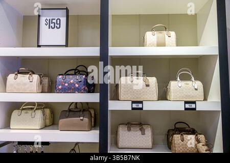 Vero Beach Florida, Vero Beach Outlets, Route 60, Innenraum des Coach Store, Ausstellungsverkauf, Designer-Umhängetaschen in Regalen, Vielfalt an neutralen Tönen und Pri Stockfoto