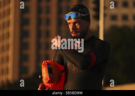 16. August 2022: Rob Heitz blickt bei Sonnenaufgang am 10. August 2022 in Chicago auf den Lake Michigan. (Foto: © Stacey Wescott/Chicago Tribune via ZUMA Press Wire) Stockfoto