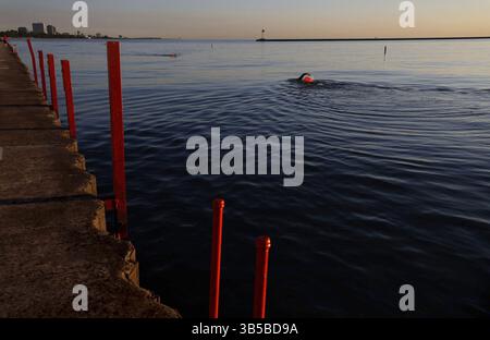 16. August 2022: Rob Heitz, ein erholter Quadriplegiker, schwimmt am 10. August 2022 im Lake Michigan bei Sonnenaufgang in Chicago. (Foto: © Stacey Wescott/Chicago Tribune via ZUMA Press Wire) Stockfoto