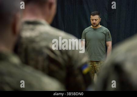 29. Juli 2022, Odessa, Oblast Odessa, Ukraine: Der ukrainische Präsident Wolodymyr Zelenskyj hält eine Schweigeminute für Mitglieder des Militärs ab, die während einer Zeremonie zur Übergabe von Staatsmedaillen an ukrainische Spezialeinsatzkräfte am 29. Juli 2022 in Odessa, Ukraine, getötet wurden. (Bild: © Pressemitteilung des ukrainischen Präsidenten/Planet Pix via ZUMA Press Wire) Stockfoto