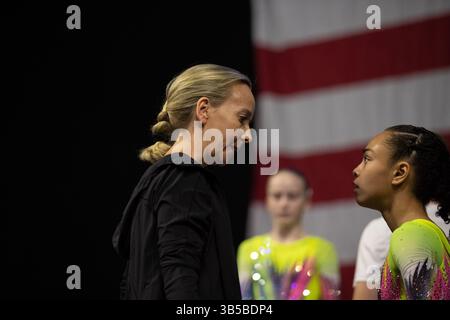 29. Juli 2022: WOGA-Turnerin Hezly Rivera erhält Tipps von Coach Anna Liukin während der U.S. Classic Junior Women's Session I 2022 im Maverick Center in West Valley City, UT. Melissa J. Perenson/CSM (Kreditbild: © Melissa J. Perenson/CSM via ZUMA Press Wire) Stockfoto
