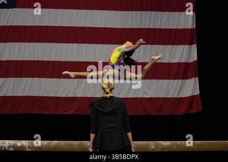 29. Juli 2022: Hezly Rivera von WOGA erwärmt unter dem wachsamen Auge von Coach Anna Liukin während der U.S. Classic Junior Women's Session I 2022 im Maverick Center in West Valley City, UT, einen Sprung auf den Balancebalken. Melissa J. Perenson/CSM (Kreditbild: © Melissa J. Perenson/CSM via ZUMA Press Wire) Stockfoto