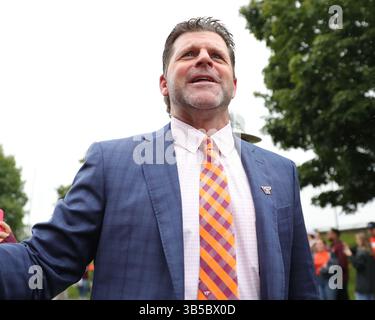 10. September 2022: Virginia Tech Hokies Cheftrainer Brent Pry macht seinen ersten Hokie Walk entlang des Beamer Way in Blacksburg, Virginia. Greg Atkins/CSM (Bild: © Greg Atkins/CSM via ZUMA Press Wire) Stockfoto