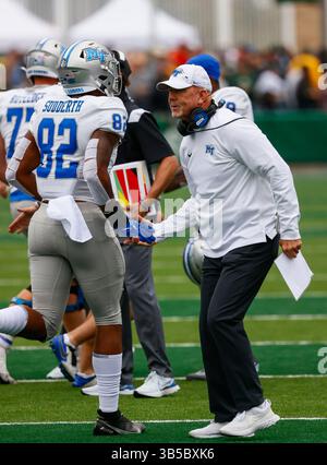 10. September 2022: Rick Stockstill, Cheftrainer der Middle Tennessee Blue Raiders, gratuliert dem Defensivspieler Taharin Sudderth (82), nachdem er im Canvas Stadium in Fort Collins, CO. Einen Treffer im Fußballspiel zwischen Colorado State und Middle Tennessee erzielt hatte. Die MTSU fuhr mit 34-0 Vorsprung auf der Straße und gewann 34:19. Derek Regensburger/CSM. (Bild: © Derek Regensburger/CSM via ZUMA Press Wire) Stockfoto