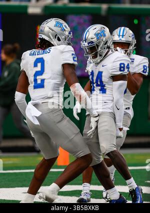 10. September 2022: Elijah Metcalf (84) feiert seinen langen Touchdown in der zweiten Halbzeit mit seinem Teamkollegen Middle Tennessee Blue Raiders Wide Receiver Izaiah Gathings (2) im Fußballspiel zwischen Colorado State und Middle Tennessee im Canvas Stadium in Fort Collins, CO. Die MTSU fuhr mit 34-0 Vorsprung auf der Straße und gewann 34:19. Derek Regensburger/CSM. (Bild: © Derek Regensburger/CSM via ZUMA Press Wire) Stockfoto