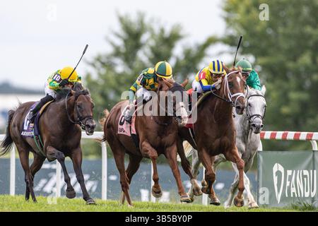 September 2022, Franklin, KY, USA: 10. September 2022: Red Knight (NY) #1, geritten von Gerardo Corrales, gewinnt am 10. September 2022 den Kentucky Turf Cup (Klasse 2) in den Kentucky Downs in Franklin, Kentucky. Wendy Wooley für Eclipse Sportswire (Bild: © Wendy Wooley/CSM via ZUMA Press Wire) Stockfoto