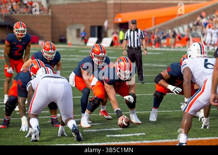 10. September 2022, Champaign, Illinois, USA: TOMMY DEVITO (3) unter ALEX PIHLSTROM (75). Die Cavaliers der University of Virginia (UVA) besuchen die University of Illinois Fighting Illini. (Kreditbild: © Alan Look/ZUMA Press Wire) Stockfoto
