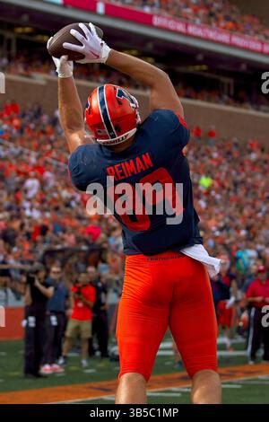 10. September 2022, Champaign, Illinois, USA: TIP REIMAN (89) zieht einen hohen Pass in der Endzone für einen Touchdown. Die Cavaliers der University of Virginia (UVA) besuchen die University of Illinois Fighting Illini. (Kreditbild: © Alan Look/ZUMA Press Wire) Stockfoto