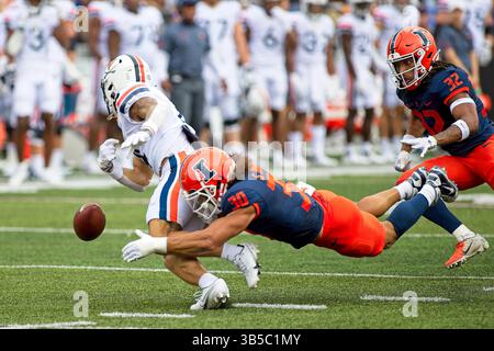 10. September 2022, Champaign, Illinois, USA: SYDNEY BROWN (30) entzieht BILLY KEMP IV den Ball. Die Cavaliers der University of Virginia (UVA) besuchen die University of Illinois Fighting Illini. (Kreditbild: © Alan Look/ZUMA Press Wire) Stockfoto