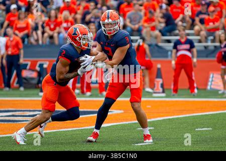 10. September 2022, Champaign, Illinois, USA: TOMMY DEVITO (3) Hände weg, um BROWN zu JAGEN (2). Die Cavaliers der University of Virginia (UVA) besuchen die University of Illinois Fighting Illini. (Kreditbild: © Alan Look/ZUMA Press Wire) Stockfoto