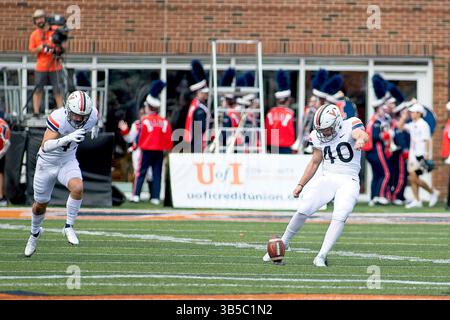 10. September 2022, Champaign, Illinois, USA: BRENDAN FARRELL startet das Spiel. Die Cavaliers der University of Virginia (UVA) besuchen die University of Illinois Fighting Illini. Die Illini gewinnen das Spiel mit 24:3. (Kreditbild: © Alan Look/ZUMA Press Wire) Stockfoto