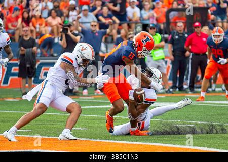 10. September 2022, Champaign, Illinois, USA: FENTRELL CYPRESS II entzieht den Ball von PAT BRYANT (13) an der 1-Yard-Linie. Die Cavaliers der University of Virginia (UVA) besuchen die University of Illinois Fighting Illini. (Kreditbild: © Alan Look/ZUMA Press Wire) Stockfoto