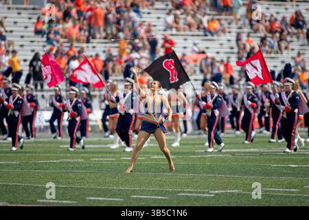 10. September 2022, Champaign, Illinois, USA: Ein Batonwirler tritt bei der Vorspielzeremonie auf. Die Cavaliers der University of Virginia (UVA) besuchen die University of Illinois Fighting Illini. Die Illini gewinnen das Spiel mit 24:3. (Kreditbild: © Alan Look/ZUMA Press Wire) Stockfoto