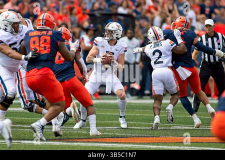 10. September 2022, Champaign, Illinois, USA: BRENNAN ARMSTRONG hängt in der Tasche, um einen Pass zu machen. Die Cavaliers der University of Virginia (UVA) besuchen die University of Illinois Fighting Illini. (Kreditbild: © Alan Look/ZUMA Press Wire) Stockfoto