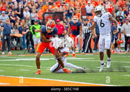 10. September 2022, Champaign, Illinois, USA: ANTONIO CLARY entzieht den Ball von PAT BRYANT (13). Die Cavaliers der University of Virginia (UVA) besuchen die University of Illinois Fighting Illini. Die Illini gewinnen das Spiel mit 24:3. (Kreditbild: © Alan Look/ZUMA Press Wire) Stockfoto