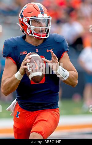 10. September 2022, Champaign, Illinois, USA: TOMMY DEVITO (3). Die Cavaliers der University of Virginia (UVA) besuchen die University of Illinois Fighting Illini. Die Illini gewinnen das Spiel mit 24:3. (Kreditbild: © Alan Look/ZUMA Press Wire) Stockfoto
