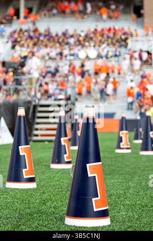 10. September 2022, Champaign, Illinois, USA: Illini-Megaphone. Die Cavaliers der University of Virginia (UVA) besuchen die University of Illinois Fighting Illini. Die Illini gewinnen das Spiel mit 24:3. (Kreditbild: © Alan Look/ZUMA Press Wire) Stockfoto