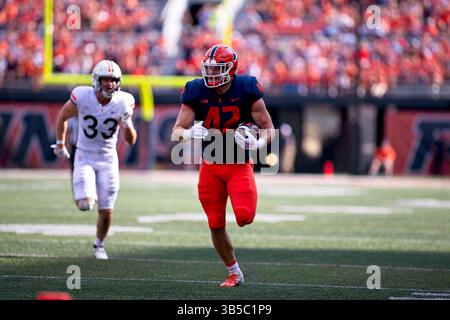 10. September 2022, Champaign, Illinois, USA: JOSH AHERN ist die letzte Hoffnung, MICHAEL MARCHESE (42) langfristig einen Touchdown zu erzielen. Die Cavaliers der University of Virginia (UVA) besuchen die University of Illinois Fighting Illini. Die Illini gewinnen das Spiel mit 24:3. (Kreditbild: © Alan Look/ZUMA Press Wire) Stockfoto