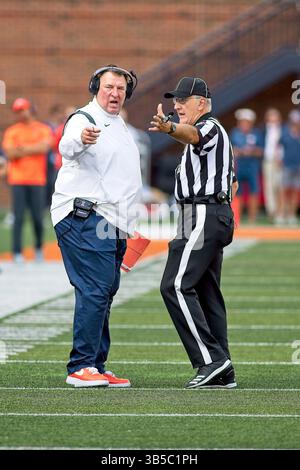 10. September 2022, Champaign, Illinois, USA: BRET BIELEMA hat ein Nebengespräch mit einem Beamten. Die Cavaliers der University of Virginia (UVA) besuchen die University of Illinois Fighting Illini. Die Illini gewinnen das Spiel mit 24:3. (Kreditbild: © Alan Look/ZUMA Press Wire) Stockfoto