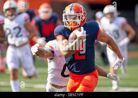 10. September 2022, Champaign, Illinois, USA: ANTONIO CLARY verfolgt CHASE BROWN (2). Die Cavaliers der University of Virginia (UVA) besuchen die University of Illinois Fighting Illini. Die Illini gewinnen das Spiel mit 24:3. (Kreditbild: © Alan Look/ZUMA Press Wire) Stockfoto
