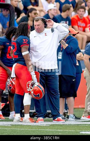 10. September 2022, Champaign, Illinois, USA: TAILON LEITZSEY (32) hat ein Gespräch mit BRET BIELEMA. Die Cavaliers der University of Virginia (UVA) besuchen die University of Illinois Fighting Illini. Die Illini gewinnen das Spiel mit 24:3. (Kreditbild: © Alan Look/ZUMA Press Wire) Stockfoto