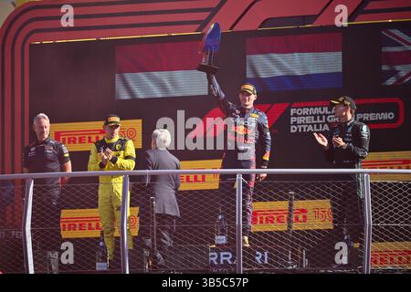 11. September 2022: MONZA, ITALIEN – 11. SEPTEMBER: Charles Leclerc aus Monaco fährt für das Ferrari F1 Team, Max Verstappen aus den Niederlanden für das Red Bull Racing F1 Team und George Russell aus Großbritannien für das Mercedes AMG Petronas F1 Team feiert am 11. September 2022 im Autodromo Nazionale Monza in Monza, Italien, einen Sieg. (Foto: Stefano Guidi/ Getty Images) (Foto: © Stefano Guidi/ZUMA Press Wire) Stockfoto