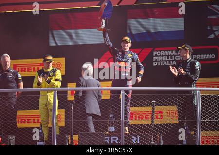 11. September 2022: MONZA, ITALIEN – 11. SEPTEMBER: Charles Leclerc aus Monaco fährt für das Ferrari F1 Team, Max Verstappen aus den Niederlanden für das Red Bull Racing F1 Team und George Russell aus Großbritannien für das Mercedes AMG Petronas F1 Team feiert am 11. September 2022 im Autodromo Nazionale Monza in Monza, Italien, einen Sieg. (Foto: Stefano Guidi/ Getty Images) (Foto: © Stefano Guidi/ZUMA Press Wire) Stockfoto