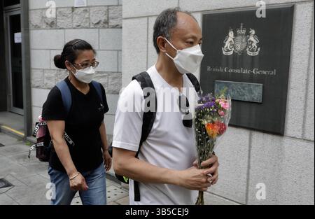 12. September 2022, HONGKONG, CHINA: Ein hochrangiges Ehepaar kommt vor dem britischen Generalkonsulat Hongkong an, um eine Blume zu legen und der verstorbenen britischen Königin Elizabeth II. September 2022 Respekt zu zollen.ZUMA/Liau Chung-ren (Foto: © Liau Chung-ren/ZUMA Press Wire) Stockfoto