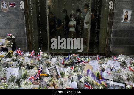 12. September 2022, HONGKONG, CHINA: Bürger stehen hinter dem gestalteten Fenster im britischen Generalkonsulat Hongkong und warten darauf, das Beileidsbuch für die verstorbene Königin Elisabeth II. September 2022 zu unterschreiben Hongkong.ZUMA/Liau Chung-ren (Kreditbild: © Liau Chung-ren/ZUMA Press Wire) Stockfoto