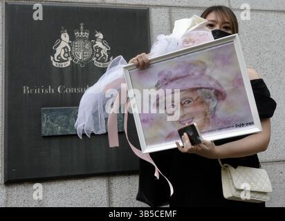 12. September 2022, HONGKONG, CHINA: Eine Frau zeigt künstlerisches Porträt der verstorbenen Königin Elizabeth II. Vor dem britischen Generalkonsulat Hongkong, als sie kam, um dem verstorbenen britischen Souverän Respekt zu zollen.Sept-12.2022Hongkong.ZUMA/Liau Chung-ren (Kreditbild: © Liau Chung-ren/ZUMA Press Wire) Stockfoto
