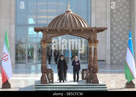 20. Juni 2022, SAMARKAND, USBEKISTAN: Der Präsident der Republik Usbekistan SHAVKAT MIRZIYOYEV und der Präsident der Islamischen Republik Iran EBRAHIM RAISI nahmen an einer Begrüßungszeremonie im Samarkand Congress Center vor dem Gipfel der Shanghai Cooperation Organisation (SCO) am 14. September 2022 in Samarkand, Usbekistan, Teil. Samarkand ist Gastgeber der SCO, die vom 15-16. September 2001 in Shanghai gegründet wurde und sich aus China, Indien, Kasachstan, Kirgisistan, Russland, Pakistan, Tadschikistan, Usbekistan und vier Beobachterstaaten, die an einem Beitritt zum Fu interessiert sind Stockfoto