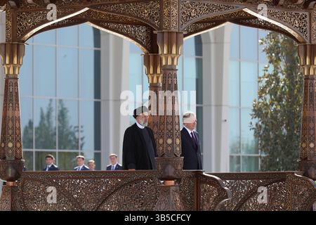20. Juni 2022, SAMARKAND, USBEKISTAN: Der Präsident der Republik Usbekistan SHAVKAT MIRZIYOYEV und der Präsident der Islamischen Republik Iran EBRAHIM RAISI nahmen an einer Begrüßungszeremonie im Samarkand Congress Center vor dem Gipfel der Shanghai Cooperation Organisation (SCO) am 14. September 2022 in Samarkand, Usbekistan, Teil. Samarkand ist Gastgeber der SCO, die vom 15-16. September 2001 in Shanghai gegründet wurde und sich aus China, Indien, Kasachstan, Kirgisistan, Russland, Pakistan, Tadschikistan, Usbekistan und vier Beobachterstaaten, die an einem Beitritt zum Fu interessiert sind Stockfoto