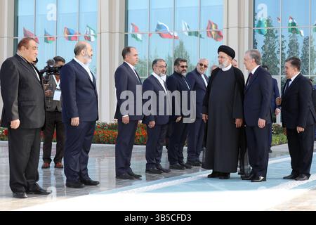 20. Juni 2022, SAMARKAND, USBEKISTAN: Der Präsident der Republik Usbekistan SHAVKAT MIRZIYOYEV und der Präsident der Islamischen Republik Iran EBRAHIM RAISI nahmen an einer Begrüßungszeremonie im Samarkand Congress Center vor dem Gipfel der Shanghai Cooperation Organisation (SCO) am 14. September 2022 in Samarkand, Usbekistan, Teil. Samarkand ist Gastgeber der SCO, die vom 15-16. September 2001 in Shanghai gegründet wurde und sich aus China, Indien, Kasachstan, Kirgisistan, Russland, Pakistan, Tadschikistan, Usbekistan und vier Beobachterstaaten, die an einem Beitritt zum Fu interessiert sind Stockfoto