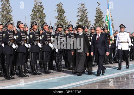 20. Juni 2022, SAMARKAND, USBEKISTAN: Der Präsident der Republik Usbekistan SHAVKAT MIRZIYOYEV und der Präsident der Islamischen Republik Iran EBRAHIM RAISI nahmen an einer Begrüßungszeremonie im Samarkand Congress Center vor dem Gipfel der Shanghai Cooperation Organisation (SCO) am 14. September 2022 in Samarkand, Usbekistan, Teil. Samarkand ist Gastgeber der SCO, die vom 15-16. September 2001 in Shanghai gegründet wurde und sich aus China, Indien, Kasachstan, Kirgisistan, Russland, Pakistan, Tadschikistan, Usbekistan und vier Beobachterstaaten, die an einem Beitritt zum Fu interessiert sind Stockfoto