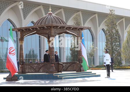 20. Juni 2022, SAMARKAND, USBEKISTAN: Der Präsident der Republik Usbekistan SHAVKAT MIRZIYOYEV und der Präsident der Islamischen Republik Iran EBRAHIM RAISI nahmen an einer Begrüßungszeremonie im Samarkand Congress Center vor dem Gipfel der Shanghai Cooperation Organisation (SCO) am 14. September 2022 in Samarkand, Usbekistan, Teil. Samarkand ist Gastgeber der SCO, die vom 15-16. September 2001 in Shanghai gegründet wurde und sich aus China, Indien, Kasachstan, Kirgisistan, Russland, Pakistan, Tadschikistan, Usbekistan und vier Beobachterstaaten, die an einem Beitritt zum Fu interessiert sind Stockfoto