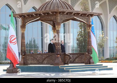 20. Juni 2022, SAMARKAND, USBEKISTAN: Der Präsident der Republik Usbekistan SHAVKAT MIRZIYOYEV und der Präsident der Islamischen Republik Iran EBRAHIM RAISI nahmen an einer Begrüßungszeremonie im Samarkand Congress Center vor dem Gipfel der Shanghai Cooperation Organisation (SCO) am 14. September 2022 in Samarkand, Usbekistan, Teil. Samarkand ist Gastgeber der SCO, die vom 15-16. September 2001 in Shanghai gegründet wurde und sich aus China, Indien, Kasachstan, Kirgisistan, Russland, Pakistan, Tadschikistan, Usbekistan und vier Beobachterstaaten, die an einem Beitritt zum Fu interessiert sind Stockfoto