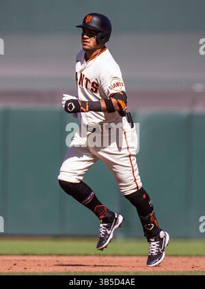 11. Juni 2022 San Francisco CA, USA San Francisco Shortstop Thairo Estrada (39) trifft einen Homerun im zweiten Inning während des MLB-Spiels zwischen den Los Angeles Dodgers und den San Francisco Giants im Oracle Park San Francisco Calif Thurman James/CSM (Foto: © Thurman James/CSM via ZUMA Press Wire) Stockfoto