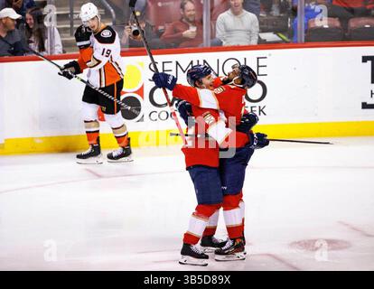 12. April 2022: Anthony Duclair (10) feiert mit seinem Teamkollegen Gustav Forsling (42), nachdem er in der zweiten Periode gegen die Anaheim Ducks in der FLA Live Arena am Dienstag, den 12. April 2022 in Sunrise, Florida ein Tor geschossen hat. (Foto: © David Santiago/Miami Herald/TNS via ZUMA Press Wire) Stockfoto