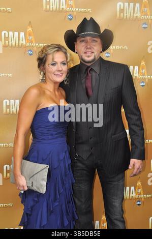 Jason Aldean kommt am Mittwoch, den 10. November 2010 bei den 44. Jährlichen CMA Awards: Der größte Abend des Landes in der Bridgestone Arena in Nashville, TN (Foto: © Aaron Crisler/ZUMA Press Wire) Stockfoto