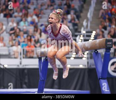 16. April 2022: Ragan Smith aus Oklahoma feiert den Sieg der Sooners mit ihrem Balancebalken bei den Finalen der NCAA National Collegiate Women's Gymnastics Championships 2022 in der Dickies Arena in Fort Worth, Texas. Kyle Okita/CSM(Bild: © Kyle Okita/CSM via ZUMA Press Wire) Stockfoto