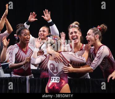 16. April 2022: Oklahomas Ragan Smith wird von ihren Mannschaftskameraden begrüßt, nachdem sie ihre Balance-Strahl-Routine bei den NCAA National Collegiate Women's Gymnastics Championships 2022 in der Dickies Arena in Fort Worth, TX, verfolgt. Kyle Okita/CSM(Bild: © Kyle Okita/CSM via ZUMA Press Wire) Stockfoto