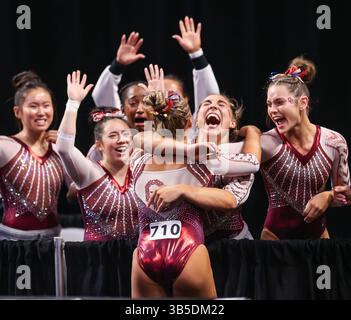 16. April 2022: Ragan Smith in Oklahoma wird von ihren Teamkollegen begrüßt, nachdem sie den Sieg der Sooners bei den NCAA National Collegiate Women's Gymnastics Championships 2022 in der Dickies Arena in Fort Worth, Texas, gewonnen haben. Kyle Okita/CSM(Bild: © Kyle Okita/CSM via ZUMA Press Wire) Stockfoto