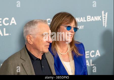 14. April 2020, New York, Vereinigte Staaten: Robert de Niro und Jane Rosenthal nehmen an der Halbzeit-Premiere während des Tribeca Film Festival Opening Night im United Palace in New York Teil. (Credit Image: © Ron Adar/SOPA Images via ZUMA Press Wire) Stockfoto